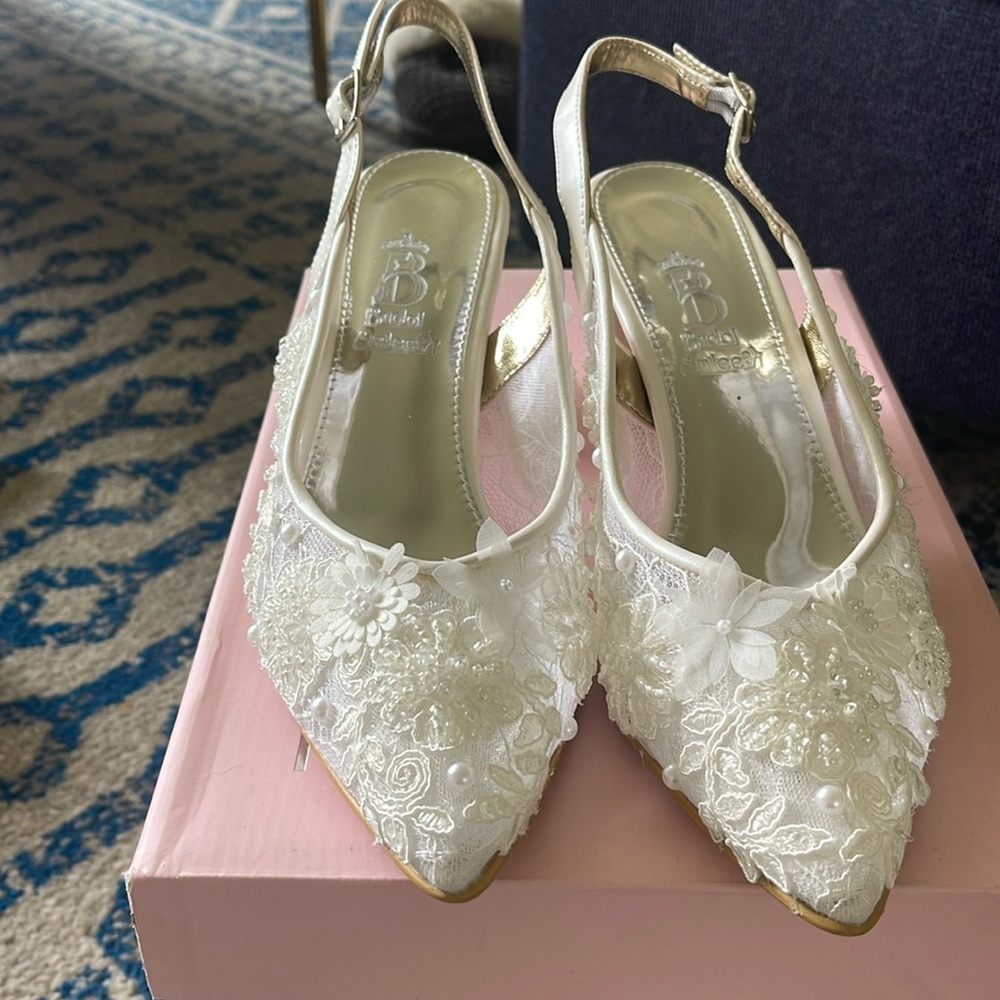 Size 39 Bridal Smilee sling back block heels. White beaded and embroidery. New!